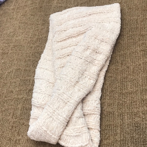 cream colored O scarf - Picture 1 of 1